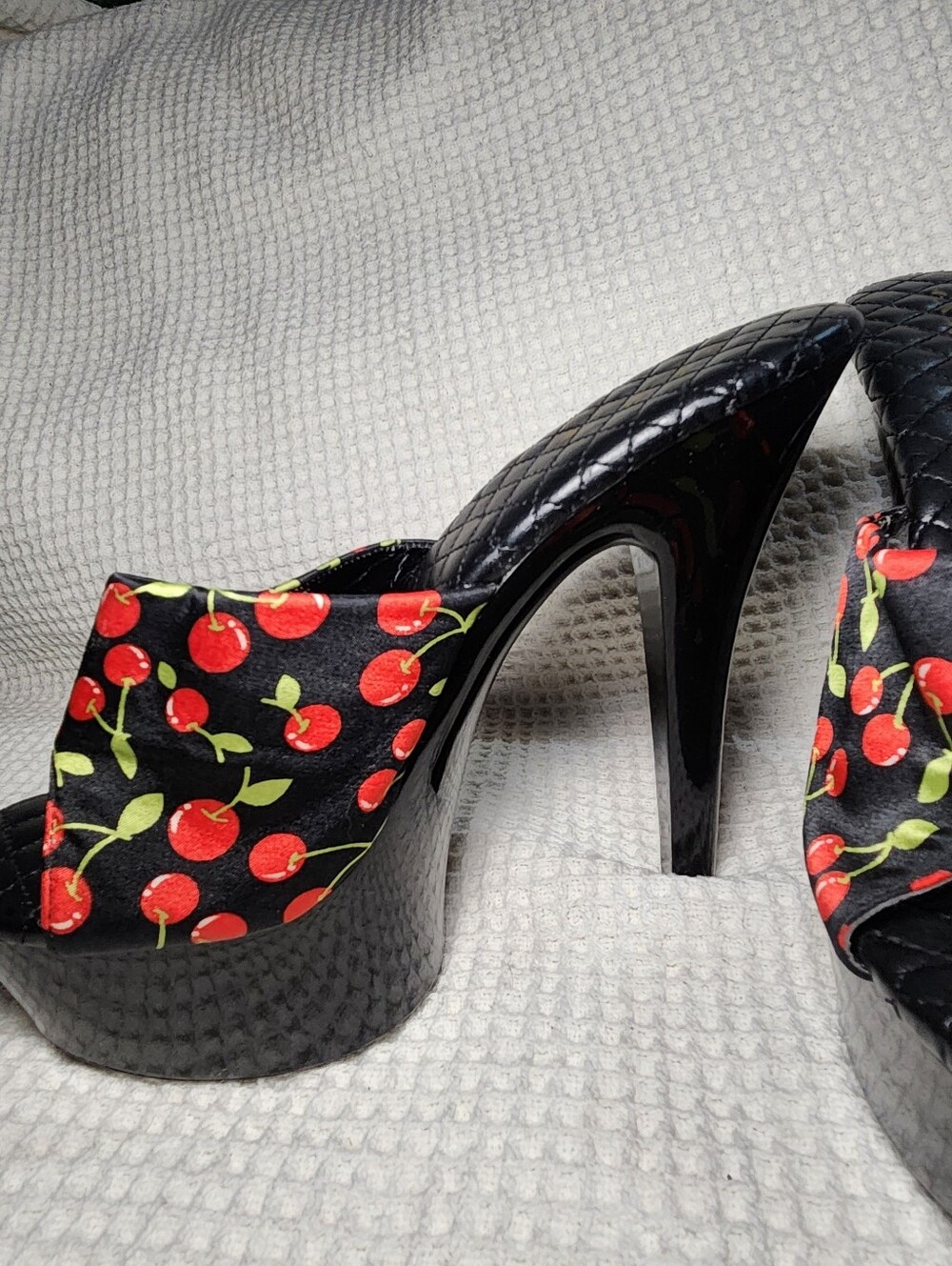 Ellie Shoes rockabilly-style cherry print mule heels Size 10 6inch High